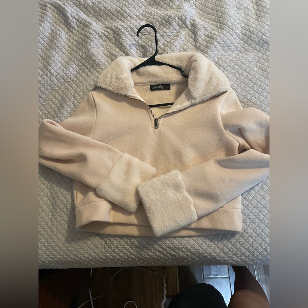 Cream Croppped shirt jacket. Size Small. Bought from Blu Spero boutique